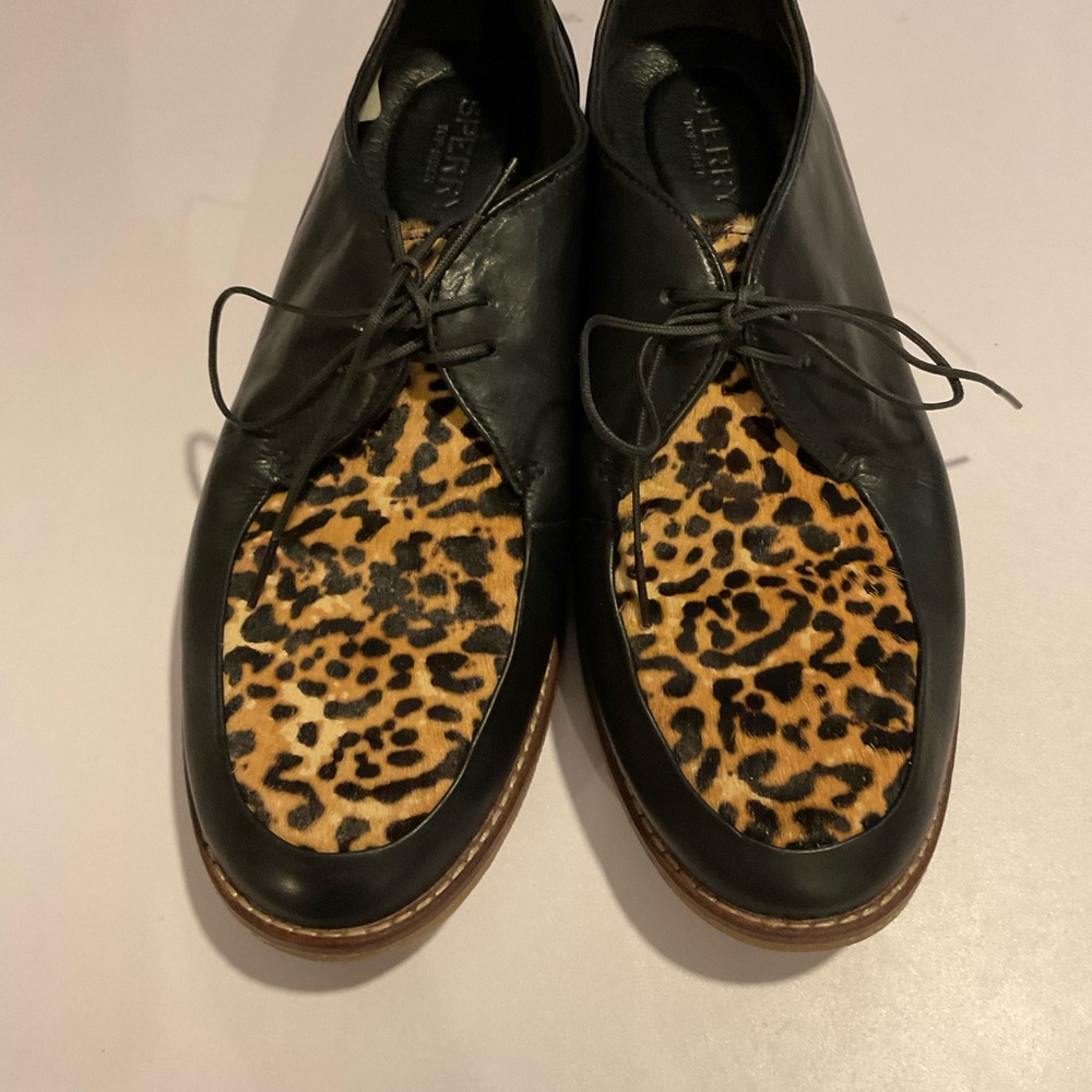 Sperry’s women’s seaport Elise lace-up Oxford leopard print